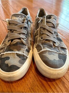 Blowfish Camo Low-Top Sneakers in Gray and Black